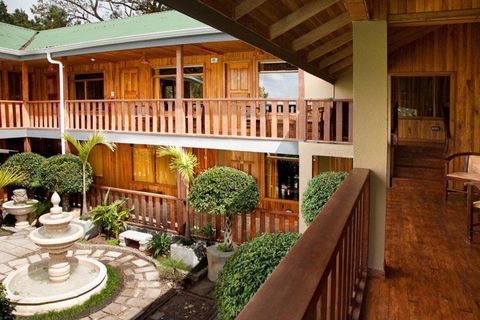 The courtyard and fountain of Monteverde Country Lodge